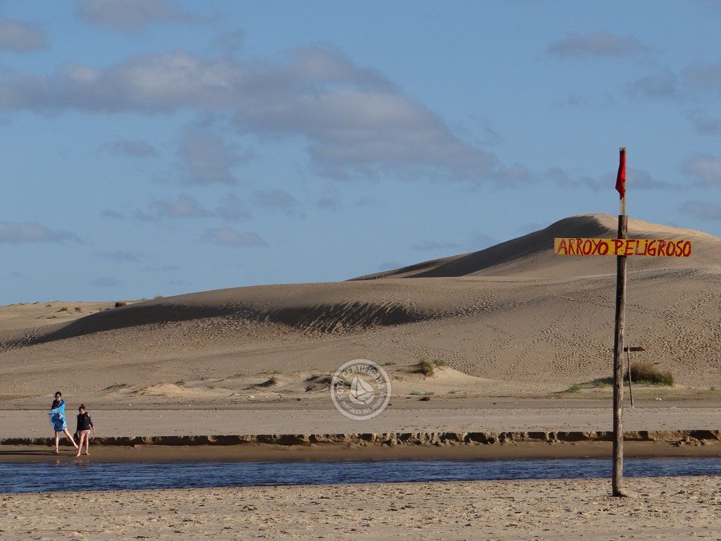 Dunas de Barra de Valizas: Descubre la belleza natural de la costa Uruguaya.