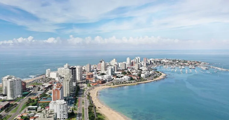 Descubre todo lo que Punta del Este tiene para ofrecer: playas, gastronomía y diversión